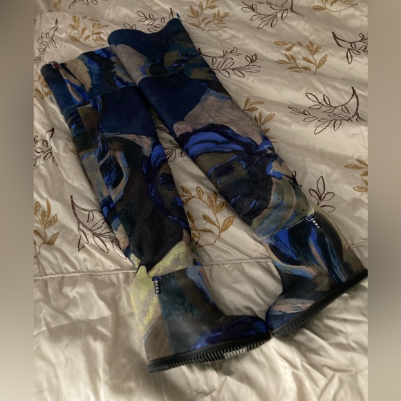 Uggs - Picture 2 of 14